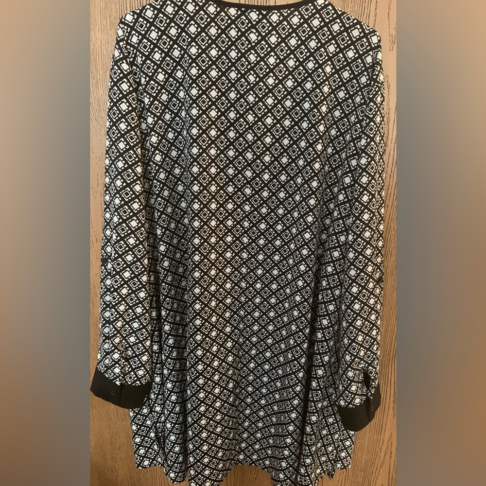 Cathrine’s Black and White Geometric Tunic Top with Roll-up Button Sleeve - Picture 6 of 7